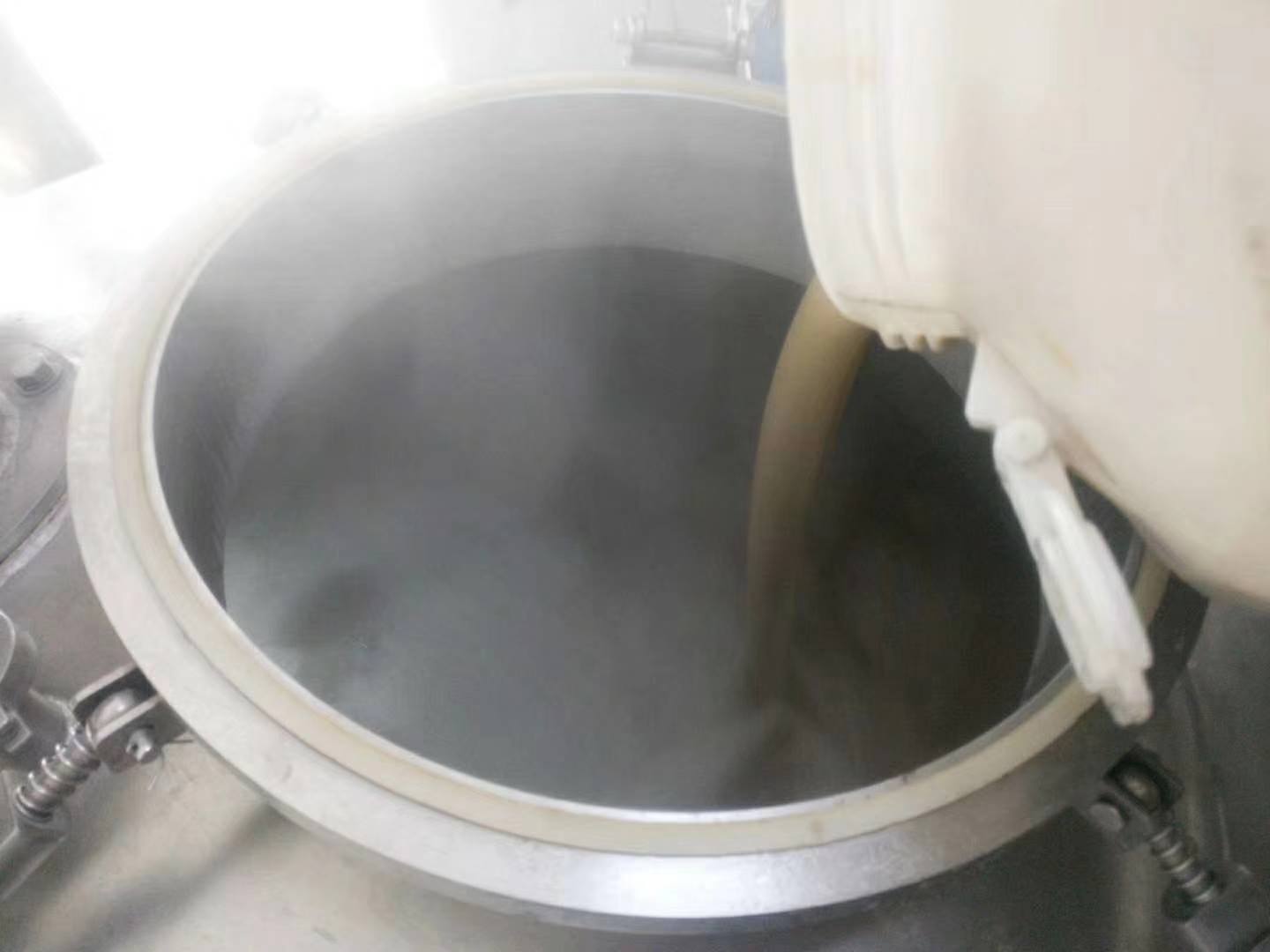 <b>What we should note when adding sugar into boiling wort?</b>